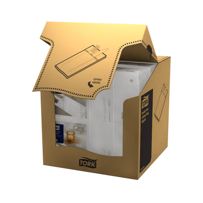 Un cartone parzialmente aperto con la scritta "Tork 13662 Tork Soft Guten Appetit Tasche per posate | Cartone (6 confezioni)" del marchio TORK – Essity Professional Hygiene Germany GmbH contiene tovaglioli di carta bianchi, chiamati anche tovaglioli di carta. Il cartone dispone di un'apertura perforata per un facile accesso e contiene un'immagine che mostra come aprirlo, con la scritta "Aprire qui" chiaramente visibile sul lembo superiore.