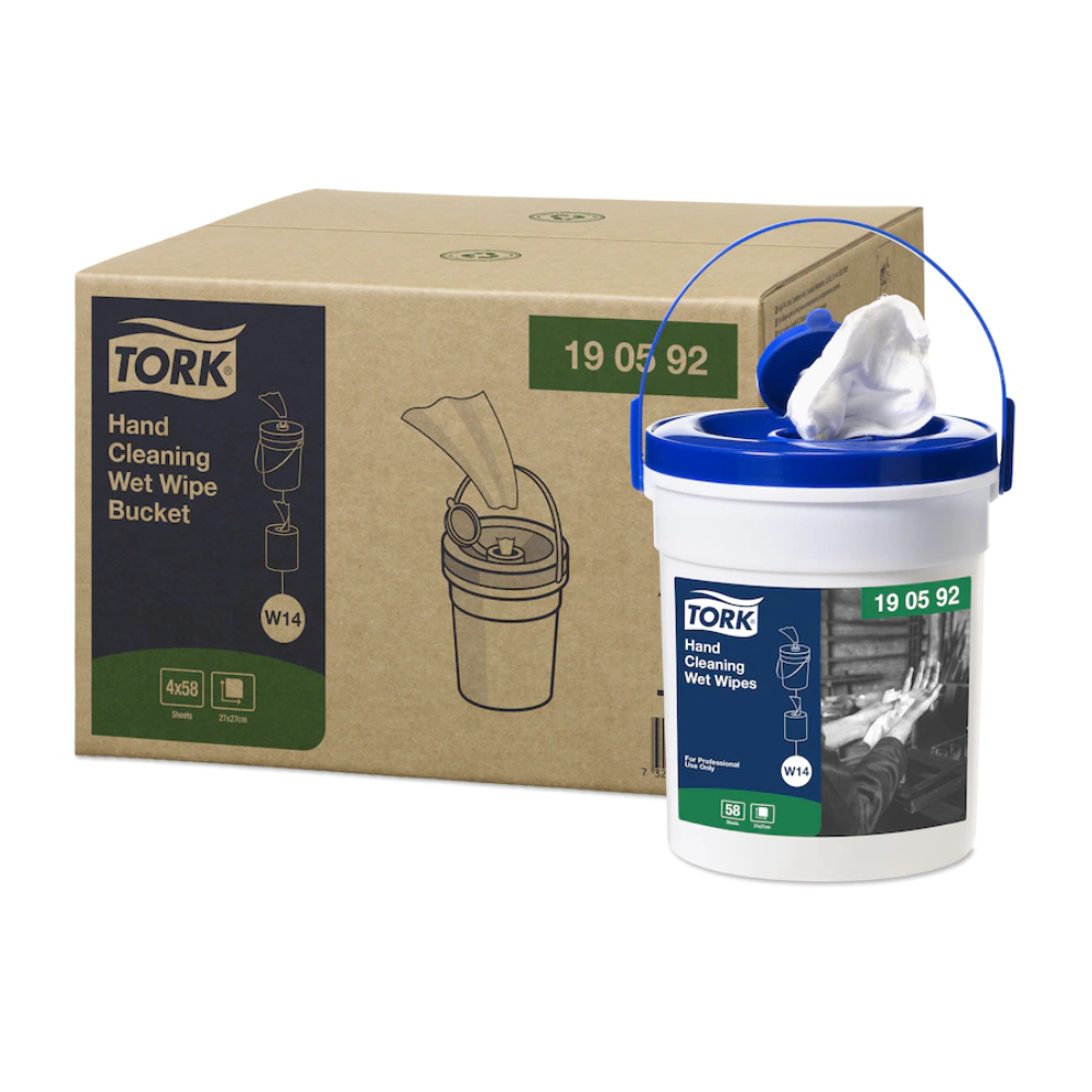 L'immagine mostra un secchio bianco Tork 190592 salviette umidificate per la pulizia delle mani Premium W14 a 1 strato di TORK – Essity Professional Hygiene Germany GmbH con coperchio blu e maniglia. Dalla parte superiore sporge visibilmente un panno, ideale per la pulizia delle mani senza acqua. Dietro si nasconde una scatola con dettagli del prodotto e immagini che sottolineano la qualità professionale.