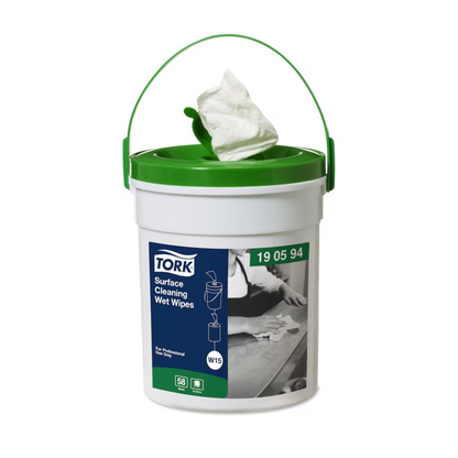 Un contenitore TORK verde-bianco - Essity Professional Hygiene Germany GmbH con manico contiene le salviette umidificate per la pulizia delle superfici Tork 190594 Premium W15 per una pulizia efficiente delle superfici. Dal coperchio sporge un panno, e sull'etichetta sono raffigurate mani che puliscono una superficie, con la scritta "For Professional" e "W15", che indica la qualità premium.