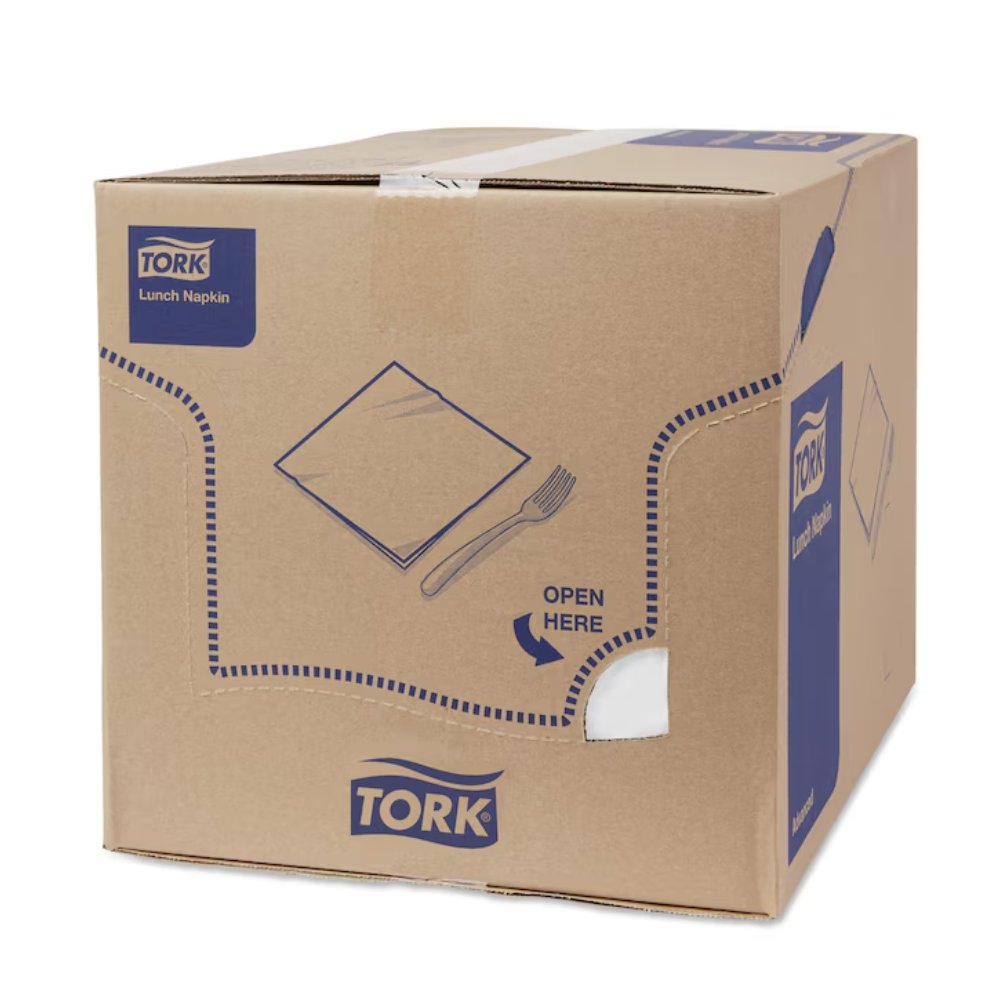 Una grande scatola con la scritta “Tork 477149 tovaglioli da pranzo bianchi Advanced 1/4 piega a 2 strati” mostra il logo di TORK – Essity Professional Hygiene Germany GmbH. La confezione, in blu e bianco, sottolinea l'ecocompatibilità dei tovaglioli da pranzo a 2 strati e dispone di un'istruzione “Aprire qui” e un'apertura perforata sulla parte anteriore.