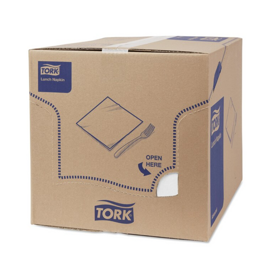 Karton mit der Aufschrift „Tork 477402 Lunchservietten Weiß 1/8-Falz 2-lagig | Karton (10 Packungen)“ von TORK – Essity Professional Hygiene Germany GmbH, mit Bildern einer Serviette und eines Bestecks. Perforierte Linien zeigen an, wo die Verpackung geöffnet werden muss, die mit weißem Klebeband verschlossen ist. Diese industriell kompostierbaren Servietten bieten Komfort und Nachhaltigkeit bei jeder Verwendung.