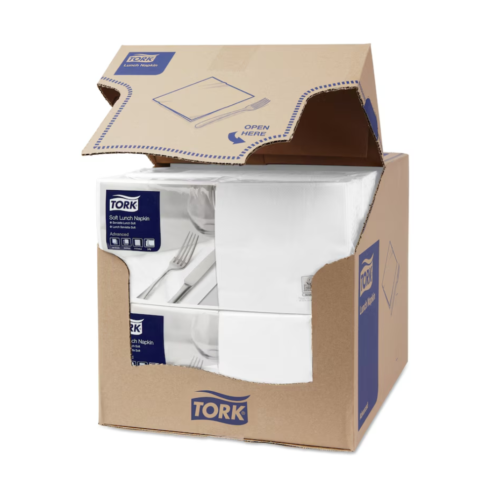 Una scatola di Tork 477414 Soft Lunchservietten Bianco Advanced 3-strati è parzialmente aperta e offre una vista su quattro pile di tovaglioli bianchi a tre strati, compostabili industrialmente. La scatola mostra il marchio blu-bianco di TORK - Essity Professional Hygiene Germany GmbH, insieme a informazioni sul prodotto e un chiaro invito "Aprire qui" sul coperchio superiore.