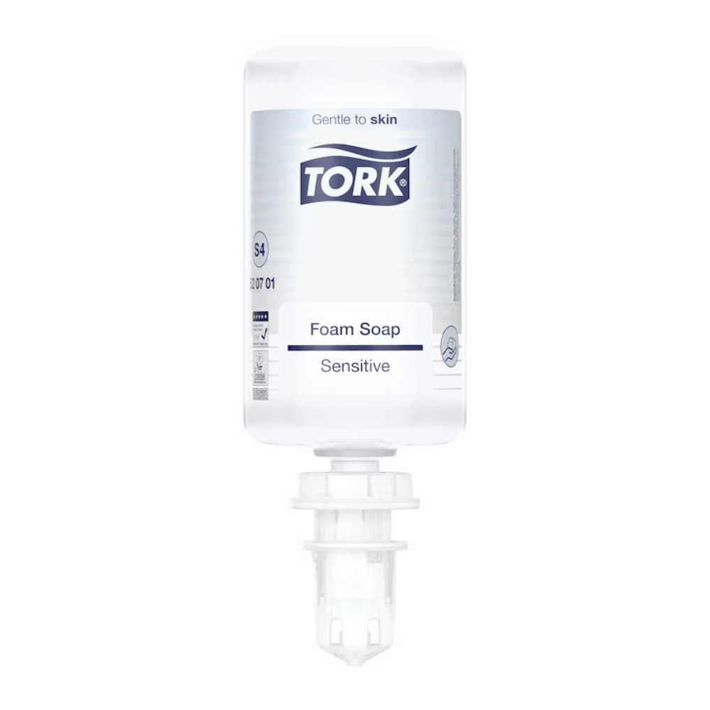 Il sapone in schiuma per mani sensibili Tork 520701 Premium S4 (1000 ml) di TORK – Essity Professional Hygiene Germany GmbH viene fornito in una bottiglia trasparente con erogatore alla base. Sull'etichetta ci sono le scritte "Delicato sulla pelle", "Sapone in schiuma", "Sensibile" ed è certificato ECARF.