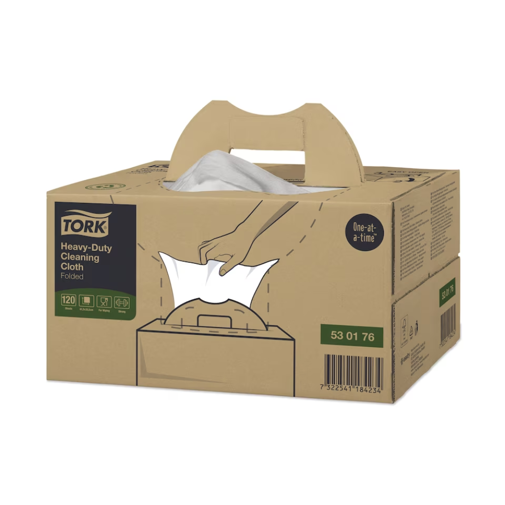 Su una scatola di TORK - Essity con la scritta „Tork 530176 Extra-Resistenti Salviette di Pulizia Premium W7“ si vede una mano che estrae un panno. Contiene 120 panni piegati con la scritta „Singolarmente“, che dovrebbero ridurre il consumo di solventi.