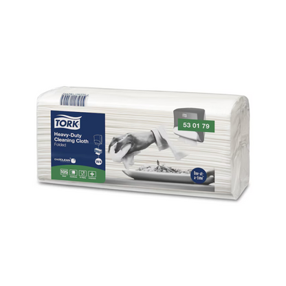 Le Tork 530179 Extra-Forti Salviette Detergenti, prodotte da TORK – Essity Professional Hygiene Germany GmbH, mostrano un design bianco-grigio con l'immagine di una mano che utilizza il panno. Queste salviette Premium W4, confezionate in scatole da quattro pacchi ciascuna, sono dotate della tecnologia exelCLEAN® per un'efficace rimozione di olio e grasso e possono essere comodamente distribuite singolarmente.