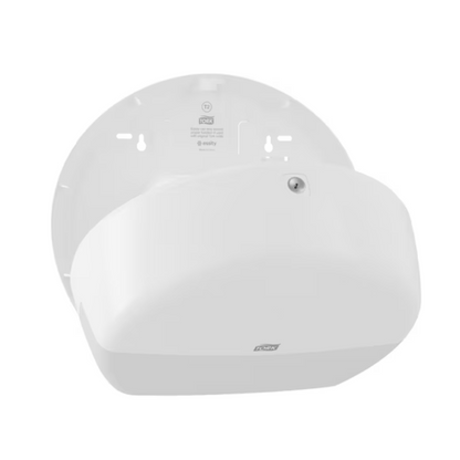 Il distributore Tork 555000 per carta igienica Mini Jumbo Elevation T2 di TORK - Essity Professional Hygiene Germany GmbH presenta un design Elevation elegante e curvo con una serratura a chiave sulla parte anteriore. È dotato di fori per viti per una facile installazione e mostra un logo sulla parte anteriore, che arricchisce il vostro spazio con un'eleganza moderna.