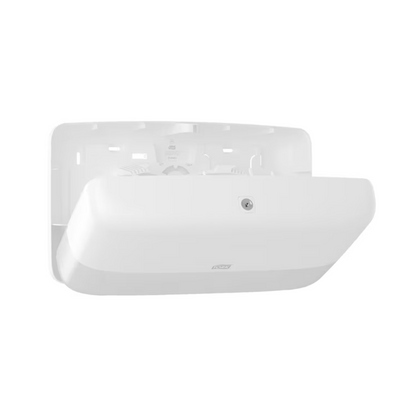 Un'unità a parete rettangolare bianca della serie TORK - Essity Professional Hygiene Germany GmbH con design liscio e curvo. Sulla parte anteriore è visibile un logo ed è presente un sensore per un'attivazione semplice. Il modello dispone di un'area incassata per un utilizzo efficiente.