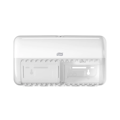 Il distributore Tork 557000 per rotoli di carta igienica Elevation T4 di TORK – Essity Professional Hygiene Germany GmbH presenta un design Elevation con coperchio trasparente, ideale per il montaggio a parete. Questo distributore bianco viene presentato vuoto, mettendo in risalto la sua struttura interna e il meccanismo di chiusura sicuro nella parte superiore.