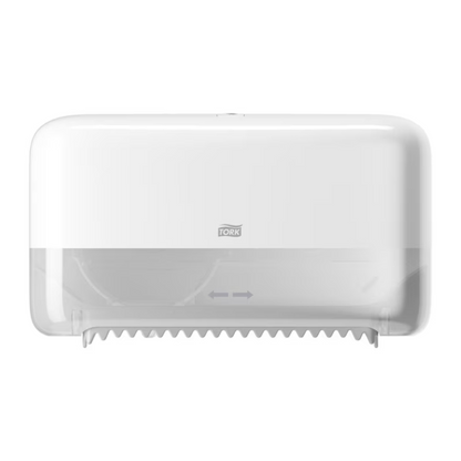 Il distributore a doppio rotolo Tork 558040 per carta igienica midi senza anima Elevation T7 di Essity Professional Hygiene Germany GmbH è un distributore bianco da parete con una parte inferiore trasparente per un facile monitoraggio dei rotoli. Dispone di un bordo dentellato per strappare delicatamente la carta e mostra chiaramente il logo Tork, che sottolinea il suo design ecologico.