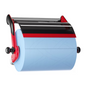 Il Tork 652108 Rollenspender Wandhalterung Performance W1 di Essity Professional Hygiene Germany GmbH dispone di un design a rotolo manuale in rosso con un grande foglio blu. Dispone di una maniglia operativa e un bordo seghettato per strappare facilmente la carta. Sottolinea eleganza pratica e prestazioni e si distingue su uno sfondo bianco.