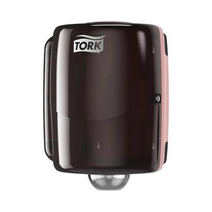 Un elegante distributore interno Tork 653008 Maxi Performance W2 nero di Essity Professional Hygiene Germany GmbH è montato su uno sfondo bianco. Questo distributore dal design Performance si distingue per una forma arrotondata che mette in mostra il rotolo visibile all'interno e presenta una piccola apertura nella parte inferiore per un'erogazione facile.