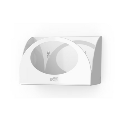 Il Tork 655100 Small Pack Papierspender Performance W8, prodotto da TORK – Essity Professional Hygiene Germany GmbH, è un supporto per scatole di fazzoletti bianco montato a parete che consente un'installazione a parete salvaspazio. Ha un design frontale aperto con due viti visibili all'interno ed è contrassegnato con "Tork" per garantire protezione igienica.