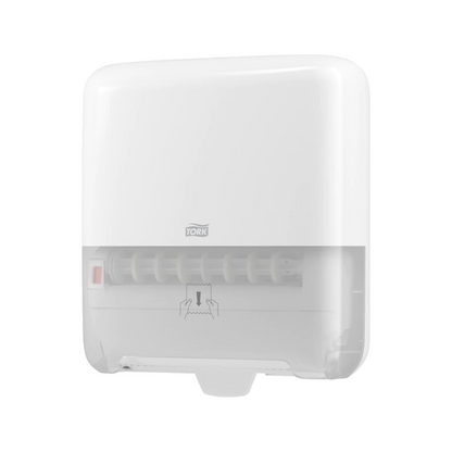 Presentiamo il distributore Tork Matic® 551000 per asciugamani in rotolo Elevation H1 di TORK, Essity Professional Hygiene Germany GmbH. Questo distributore di asciugamani di carta bianco, montato a parete, ha una sezione inferiore trasparente per un facile monitoraggio del livello di riempimento. Dispone di un meccanismo di alimentazione della carta e di un'icona di mano che aiuta gli utenti a estrarre singoli fogli dagli asciugamani in rotolo.