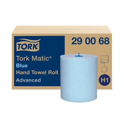 Una scatola con l'iscrizione „Tork Matic® Asciugamano a rotolo Advanced H1 a 2 strati, colori diversi“ del marchio TORK – Essity Professional Hygiene Germany GmbH, con il codice numero 290068 e „Advanced System H1“. Davanti si trova un grande rotolo di carta asciugamani blu, progettato per un'efficiente asciugatura delle mani e dotato di un nucleo di plastica blu distintivo.