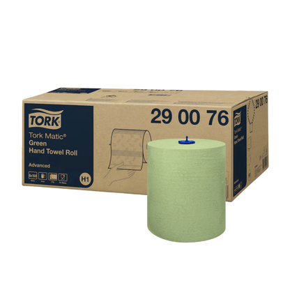 Un rotolo di asciugamano verde viene presentato davanti a una scatola con l'iscrizione „Tork Matic® Asciugamano a rotolo Advanced H1 a 2 strati, colori diversi“ di TORK – Essity Professional Hygiene Germany GmbH e il codice prodotto „290076“. Entrambi gli articoli sono perfetti per un'efficiente asciugatura delle mani e sono presentati su uno sfondo bianco semplice.