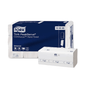 Gli asciugamani Tork PeakServe® 100585 Endless™ di Essity Professional Hygiene Germany GmbH si distinguono per un design della confezione prevalentemente bianco con accenti blu e testo. Questi asciugamani universali monostrato sono noti per la loro morbidezza e capacità di assorbimento, il che li rende ideali come asciugamani compressi per ambienti ad alto traffico. Il prodotto è disponibile in una scatola con 12 confezioni.