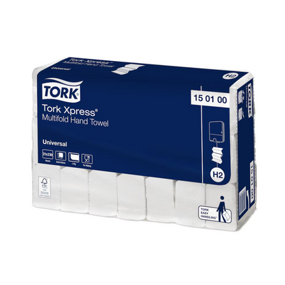 L'immagine mostra una scatola di asciugamani multifold Tork Xpress® 150100 Universal H2 a 1 strato di 25,5 cm di TORK – Essity Professional Hygiene Germany GmbH, nota per il suo eccellente rapporto qualità-prezzo. La confezione blu scuro con testo bianco mostra chiaramente i dettagli del prodotto e contiene diversi pacchetti di asciugamani singoli.