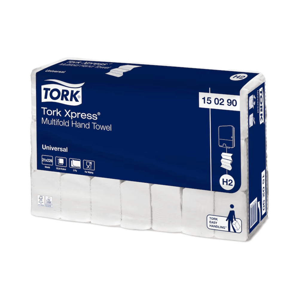 Una confezione di asciugamani piegati multifold Tork Xpress® 150290 con la dicitura "Universal H2" contiene dettagli e specifiche del prodotto sul lato esterno blu e bianco. I simboli sulla parte anteriore sottolineano l'uso e la compatibilità e mettono in risalto il marchio TORK – Essity Professional Hygiene Germany GmbH.