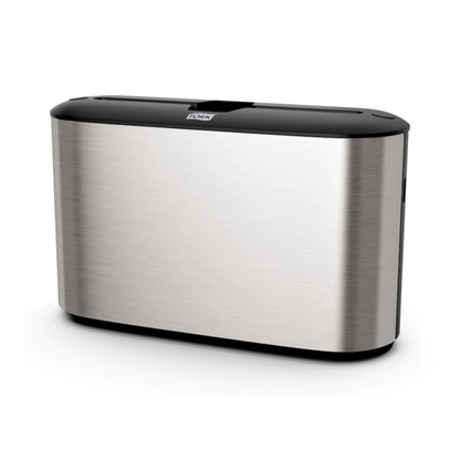 Scoprite il design elegante del dispenser da tavolo Tork Xpress® 460005 per asciugamani piegati a ventaglio, parte della collezione Image Line H2. Questo dispenser di TORK – Essity Professional Hygiene Germany GmbH ha una forma rettangolare slanciata con una parte superiore nera e una superficie liscia e riflettente. Il suo stile minimalista si integra perfettamente in uno spazio ultramoderno e si abbina perfettamente ad altri accessori Tork Xpress.