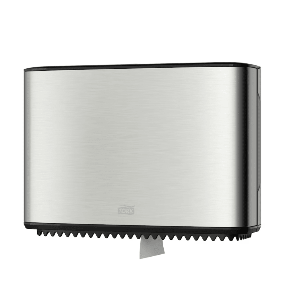 Un elegante dispenser da parete Tork Xpress® 460006 per carta igienica Mini-Jumbo in un design elegante in acciaio inossidabile. Una parte della carta igienica sporge visibilmente dalla parte inferiore, perfetta per bagni moderni. Il marchio "TORK" di Essity Professional Hygiene Germany GmbH è stampato discretamente sulla parte anteriore, conferendo un tocco di raffinatezza.