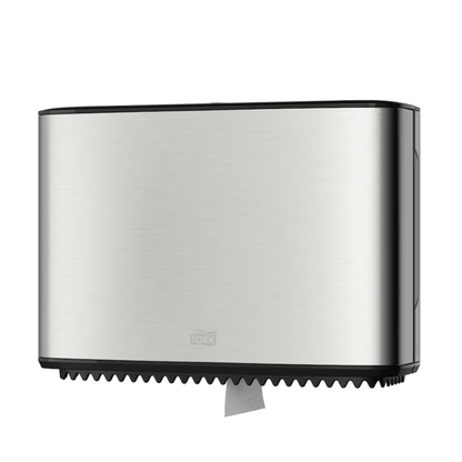 Un elegante dispenser da parete Tork Xpress® 460006 per carta igienica Mini-Jumbo in un design elegante in acciaio inossidabile. Una parte della carta igienica sporge visibilmente dalla parte inferiore, perfetta per bagni moderni. Il marchio "TORK" di Essity Professional Hygiene Germany GmbH è stampato discretamente sulla parte anteriore, conferendo un tocco di raffinatezza.