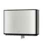 Un elegante dispenser da parete Tork Xpress® 460006 per carta igienica Mini-Jumbo in un design elegante in acciaio inossidabile. Una parte della carta igienica sporge visibilmente dalla parte inferiore, perfetta per bagni moderni. Il marchio "TORK" di Essity Professional Hygiene Germany GmbH è stampato discretamente sulla parte anteriore, conferendo un tocco di raffinatezza.