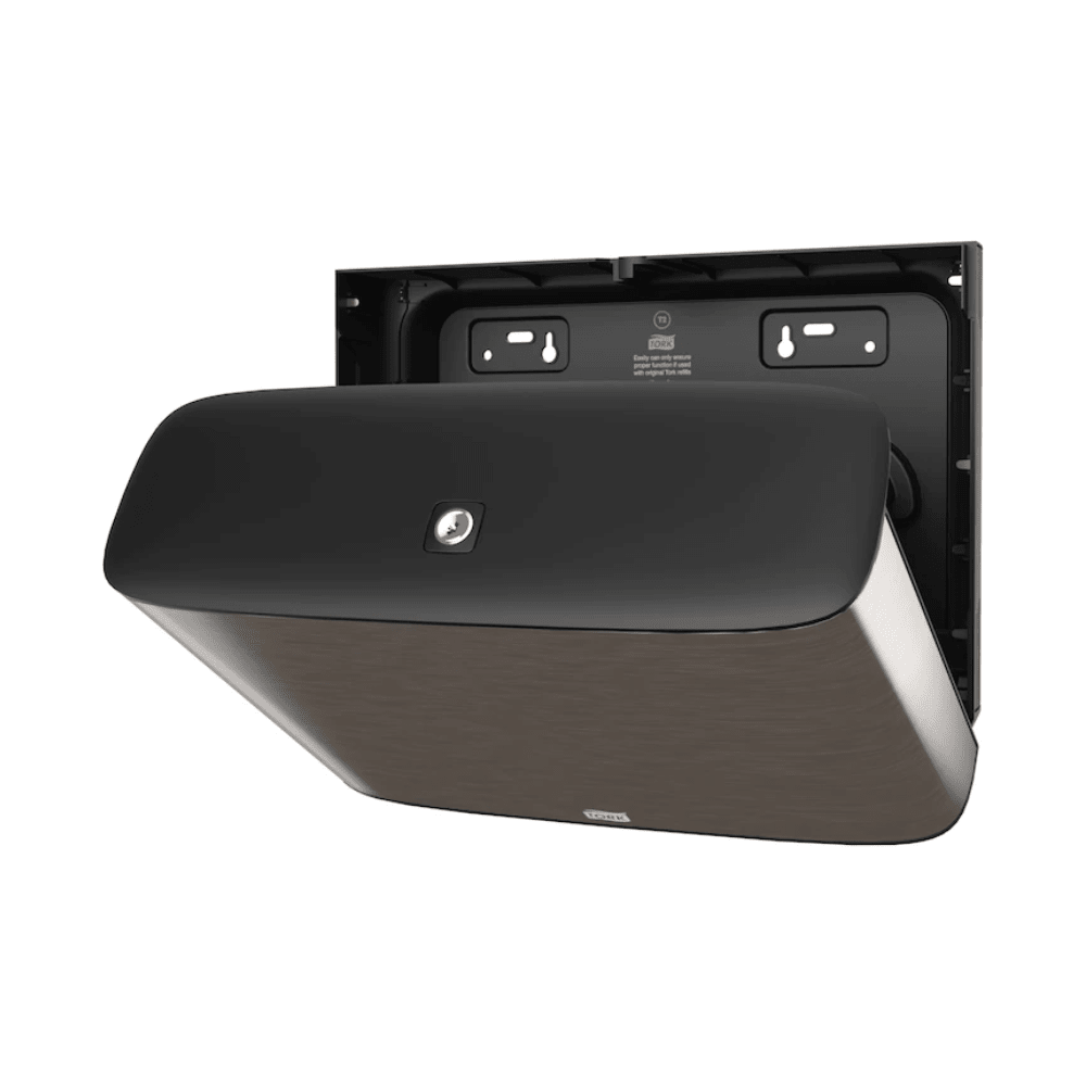 Presentiamo il Tork Xpress® 460006, un dispenser da parete della Image Line T2. Con il suo design nero semplice, questo dispenser per carta igienica Mini-Jumbo di TORK – Essity Professional Hygiene Germany GmbH si presenta in un elegante design in acciaio inossidabile. La parete posteriore con i fori di fissaggio è visibile e indica che è pronto per l'installazione.