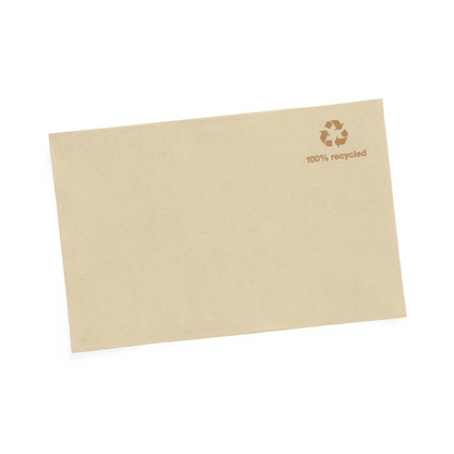 Produktbeschreibung: Die Tork Xpressnap® 13840 Spenderserviette Natur mit Umweltsymbol Advanced N4 1-lagig verfügt über ein beiges Papierdesign mit einem kleinen Recyclingsymbol und dem Text „100 % recycelt“ in der oberen rechten Ecke. Sie ist aus recycelten Fasern hergestellt. Sie wird auf einem schlichten weißen Hintergrund präsentiert.