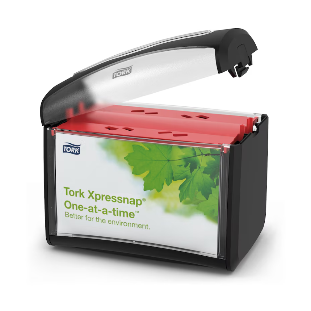 Un distributore da tavolo Tork Xpressnap® 272611 nero e trasparente per tovaglioli con coperchio trasparente presenta tovaglioli rossi all'interno. Sull'etichetta c'è scritto "Tork Xpressnap, singolarmente – meglio per l'ambiente" e un'immagine con foglie verdi che indica sia l'igiene che un ridotto consumo di tovaglioli.