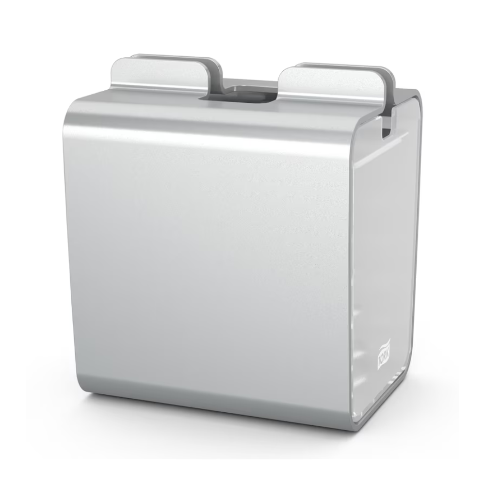 Ein eleganter silberner Brotkasten aus Metall in rechteckiger Form mit Rolldeckel, der an minimalistische Designs erinnert, die man oft in Selbstbedienungsrestaurants findet. Seine glatte und glänzende Oberfläche passt gut zum Tork Xpressnap® 274002 Serviettenspender, Aluminium von TORK – Essity Professional Hygiene Germany GmbH und sorgt für eine einheitliche Küchenästhetik.