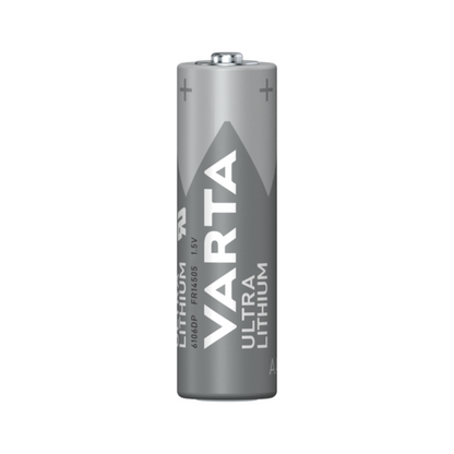 Una singola batteria Varta Ultra Lithium AA | Confezione (4 pezzi) è in piedi. La batteria con il suo colore metallico-argento e il testo bianco che indica il suo tipo e le sue specifiche è progettata per l'uso sportivo e all'aperto in condizioni estreme. I segni più e meno sono visibili rispettivamente all'estremità superiore e inferiore.
