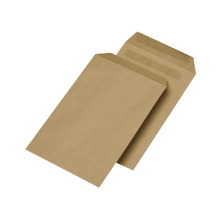 Due buste da spedizione Liebl in carta C4 229x324mm autoadesive, 90g marrone kraft – 250 pz., una parzialmente inserita nell'altra, su uno sfondo bianco.