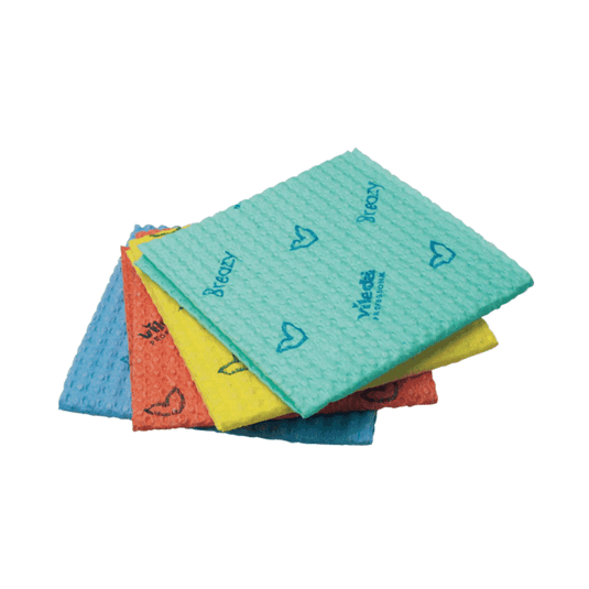Un set composto da quattro panni monouso Vileda Breazy prodotti da Vileda GmbH nei colori blu, giallo, rosso e verde. Ogni panno presenta una superficie ruvida con motivi a forma di cuore e scritte, che garantiscono un’eccezionale efficacia pulente.