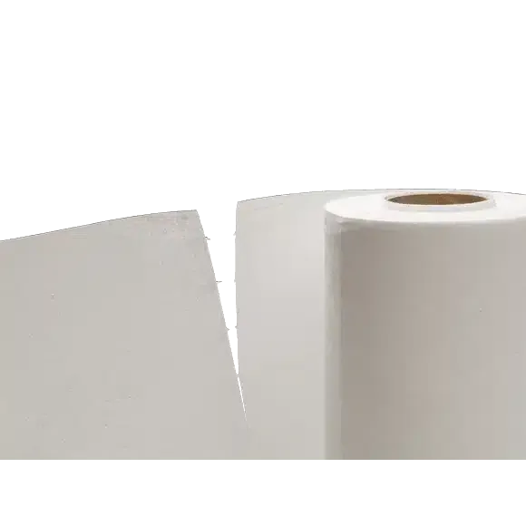 Un grande rotolo di panni Vileda MicroRoll in microfibra è in piedi verticalmente accanto a un foglio rettangolare piatto, entrambi realizzati con tecnologia a fibra continua. Il rotolo ha un nucleo di cartone visibile su uno sfondo bianco privo di oggetti.