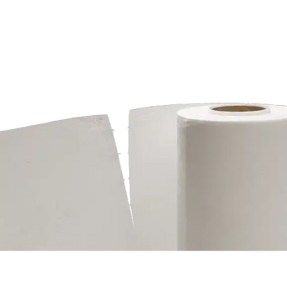 Un grande rotolo di panni Vileda MicroRoll in microfibra è in piedi verticalmente accanto a un foglio rettangolare piatto, entrambi realizzati con tecnologia a fibra continua. Il rotolo ha un nucleo di cartone visibile su uno sfondo bianco privo di oggetti.