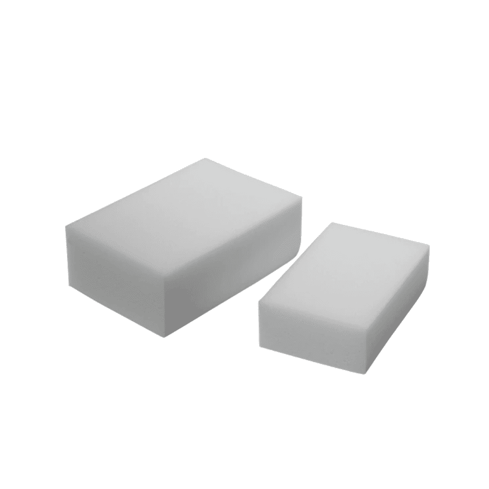 Due spugne rimuovi-macchie Vileda Miraclean di Vileda GmbH con un design rettangolare liscio e bianco su uno sfondo semplice, con una spugna più grande dell'altra. Queste sono perfette per rimuovere facilmente le macchie.