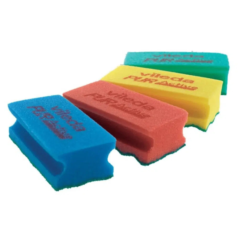 Quattro spugne rettangolari Vileda PUR Active SchwammProfi in blu, rosso, giallo e verde sono disposte diagonalmente. Ogni spugna ha su un lato uno scrubber in poliuretano resistente con la scritta "Vileda PURActive".