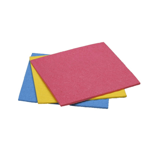 Tre panni in spugna Vileda Aqua impilati, nei colori rosso, giallo e blu, del marchio Vileda GmbH. Questi panni quadrati e testurizzati sono realizzati in cellulosa naturale e presentano una superficie superiore rossa su sfondo bianco.