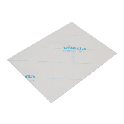È raffigurato un panno in microfibra Vileda Professional MicroOne bianco con la scritta blu "Vileda Professional". Il panno rettangolare, noto per il rispetto di rigorosi standard igienici, è disteso su uno sfondo bianco, garantendo così risultati di pulizia di prima classe.