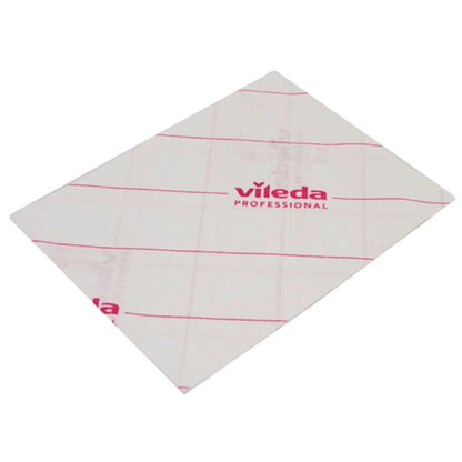 Un panno in microfibra Vileda Professional MicroOne bianco con linee rosse e stampa rossa "Vileda Professional" offre risultati di pulizia eccellenti e soddisfa rigorosi standard igienici. Il panno rettangolare con dimensioni di 34 x 27 cm è presentato piatto su uno sfondo monocromatico.
