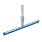 Il Vileda Professional MultiSqueegee tiraacqua - 50 c di Vileda GmbH è presentato con un lungo manico argentato con impugnatura azzurra confortevole e una lama in gomma blu. Questo tergivetro, noto sia come tiraacqua che come tergivetro, è posizionato verticalmente davanti a uno sfondo semplice.