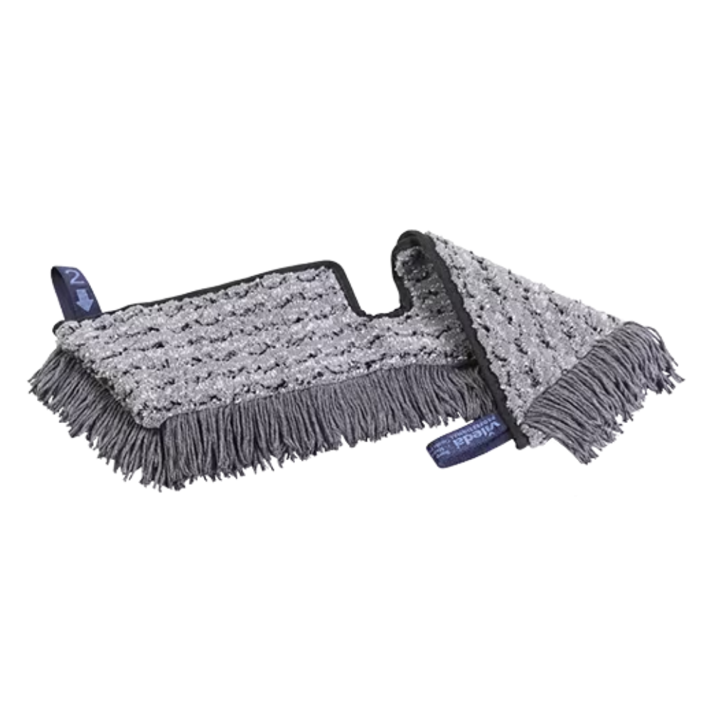 Un Vileda Professional Swep Duo r-MicroCombi Mop con una dimensione di 50 cm, prodotto dalla Vileda GmbH, dispone di una testa di mocio in microfibra grigia con bordi sfrangiati su sfondo bianco. La testa del mocio è dotata di due marcature blu e una superficie strutturata che indicano la sua capacità di pulizia.