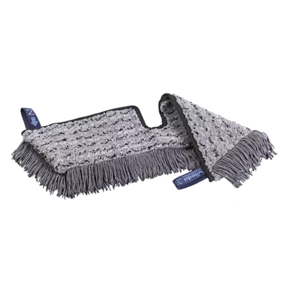 Un Vileda Professional Swep Duo r-MicroCombi Mop con una dimensione di 50 cm, prodotto dalla Vileda GmbH, dispone di una testa di mocio in microfibra grigia con bordi sfrangiati su sfondo bianco. La testa del mocio è dotata di due marcature blu e una superficie strutturata che indicano la sua capacità di pulizia.
