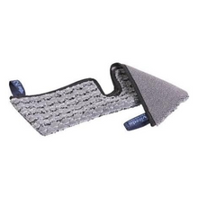 Il Vileda Professional Swep Duo r-SafetyPlus Mop di Vileda GmbH con una larghezza di 50 cm è realizzato professionalmente per una pulizia del pavimento efficiente e sicura. Presenta un design distintivo e curvo con due strati, tra cui uno strato superiore con struttura ad anelli e un'etichetta blu sul bordo che indica la sua compatibilità con il sistema Swep Duo.