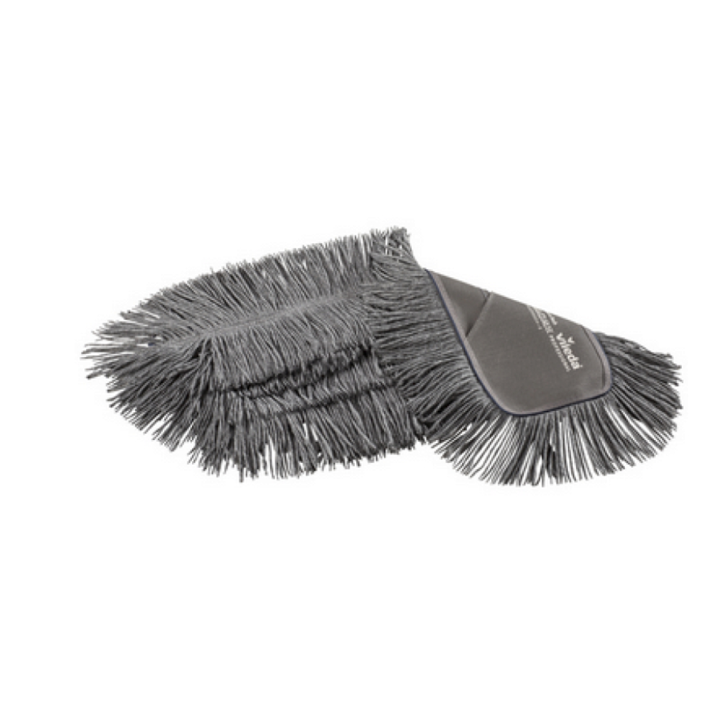 Il mop professionale Swep Single r-MicroTechmop - 50 cm della Vileda GmbH è dotato di un guanto di pulizia in microfibra grigio realizzato con materiali riciclati, con fibre lunghe e morbide in posizione piegata.