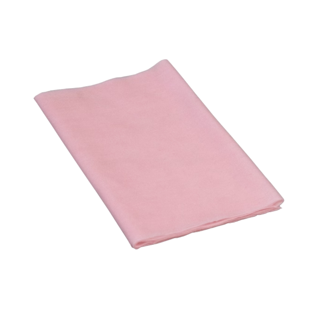 Un tovagliolo di stoffa rosa piegato in modo ordinato, che ricorda un panno antipolvere Vileda 101 High Performance Gr. 2, viene presentato su uno sfondo bianco. La forma rettangolare sottolinea la sua elegante semplicità, ideale per qualsiasi ambiente di pulizia a secco di Vileda GmbH.