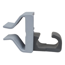 Il set di supporti per manici Vileda (confezione da 16, con 1 clip connettore in plastica grigia per confezione) della Vileda GmbH dispone di ganci opposti e curvati per fissare strumenti di pulizia o accessori.