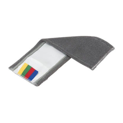 Il mop Vileda Professional SafeMop della Vileda GmbH è dotato di un cinturino in tessuto grigio con una tasca trasparente per visualizzare cinque carte colorate - nero, verde, giallo, rosso e blu - perfetto per la gestione delle procedure dei sistemi di pulizia e per garantire una cura ottimale dei pavimenti di sicurezza.