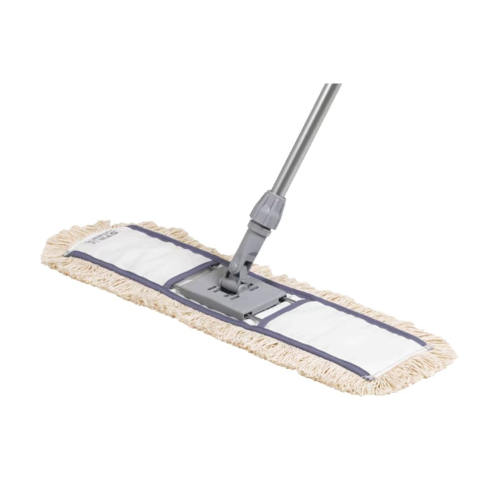 Il Vileda Professional Staubmop Classic di Vileda GmbH è un mocio per la pulizia a umido lungo 60 cm con un manico lungo e una testa piatta e rettangolare. Dispone di un pad bianco con frange beige ed è collegato tramite una cerniera grigia. Ideale per una spolveratura efficace, si presenta su uno sfondo bianco.
