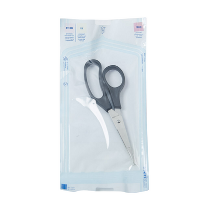 Una sterile forbice monouso Altruan Vivomed con 2 lame appuntite è sicura in una confezione trasparente sterile. Questa forbice ha una marcatura per la sterilizzazione a vapore e un uso corretto con vari simboli e testi lungo il bordo superiore, rendendola perfetta per le esigenze di cura medica.